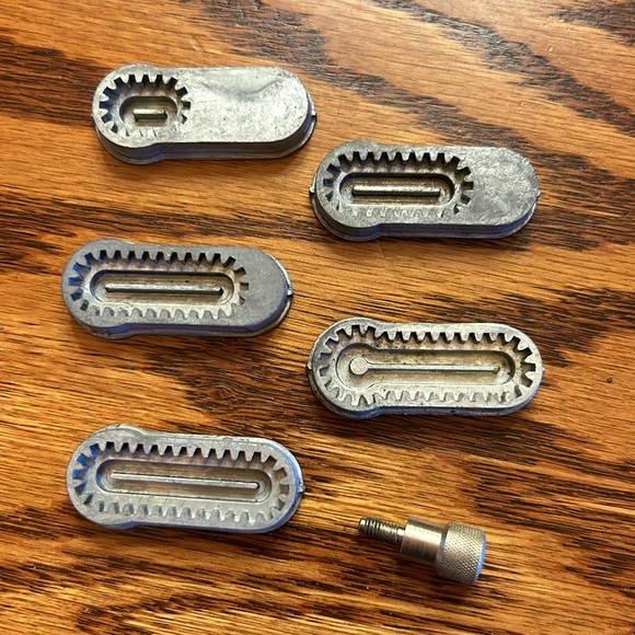 Vintage 1948 Singer Buttonholer w/ 5 button templates and Green Case #160506 - Picture 6 of 14